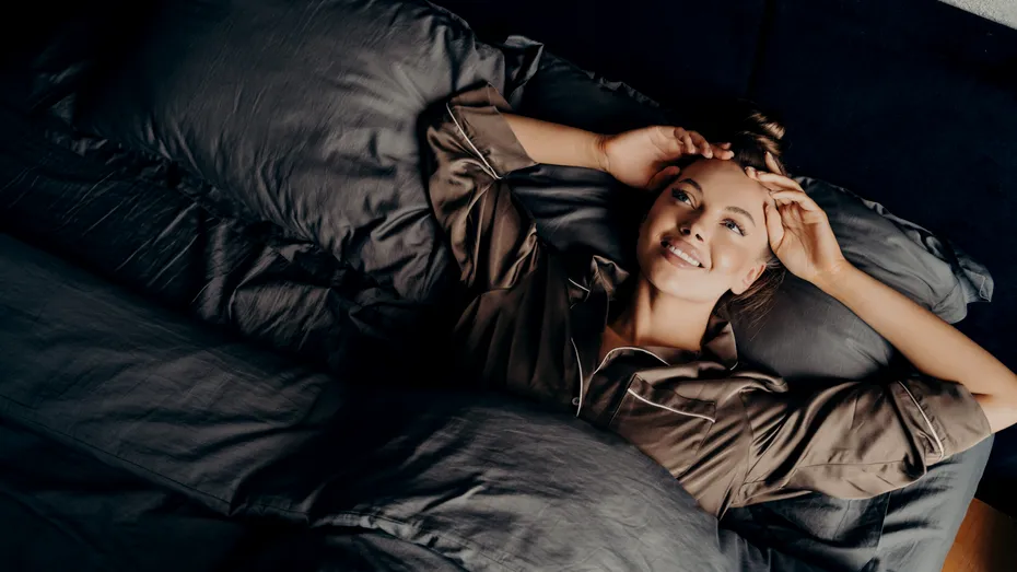 De ce ar trebui să îți schimbi fața de pernă de bumbac cu una din satin sau mătase?