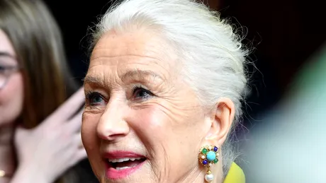 Helen Mirren, ravisantă la premiera unui film. Actrița are 76 de ani