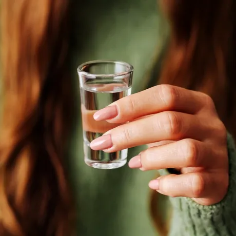 De ce e bine să pui vodcă în compartimentul mașinii de spălat. Trucul pentru haine proaspete după spălare