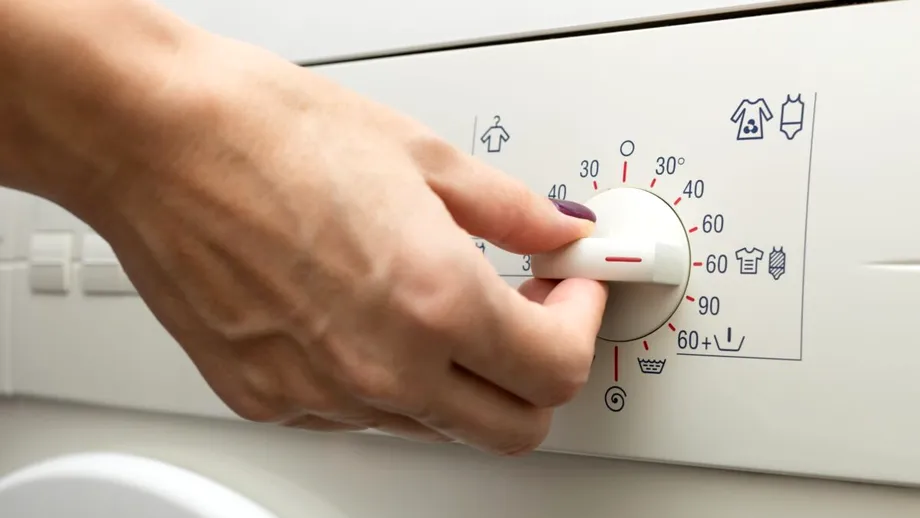 Temperatura greșită care îți distruge hainele în timp. Ce setare a mașinii de spălat ar trebui evitată?
