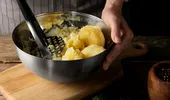 Ingredientul la care nu se gândește nicio gospodină să-l pună în piureul de cartofi, pentru cea mai cremoasă textură