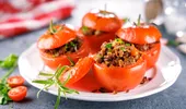 Roșii umplute cu carne tocată. Rețeta gustoasă pe care e musai să o încerci în această vară