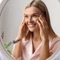 Cu ce să te dai pe față seară pentru a scăpa de riduri până dimineața. Rețeta pentru o piele luminoasă și tânără