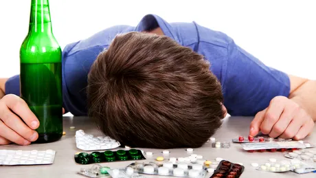 Ce riști dacă bei alcool când iei pastile. Efectele adverse pot fi FATALE!