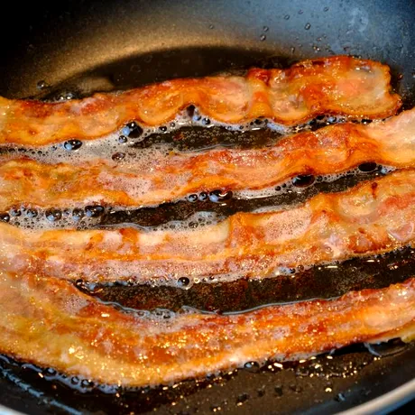 Nu arunca grăsimea după ce ai gătit bacon! Ce poți să faci cu „aurul lichid”