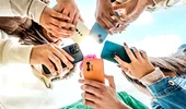 Telefonul mobil îți poate afecta creierul fără să îl folosești. Ce au descoperit cercetătorii despre atenție, memorie și somn