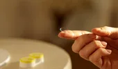 A făcut un gest banal cu lentilele de contact și a ajuns să-și piardă vederea. Infecția rară care poate distruge corneea