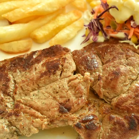 Câte calorii și cât colesterol are ceafa de porc, carnea preferată a românilor. E mâncată în cantități mari, în combinații nepotrivite și mult prea des