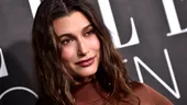 Hailey Bieber și „blurred lips”: machiajul discret care a cucerit vedetele în 2026