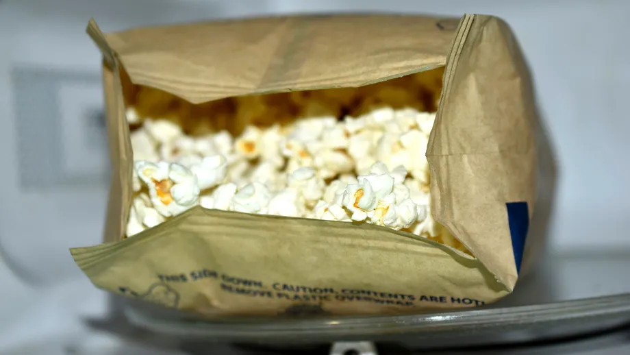 Pericolul din popcornul pentru microunde. Compușii chimici din hârtie pot crea dezechilibre hormonale