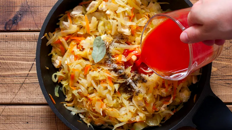 Rețetă varză călită de post! Un ingredient banal îi dă un gust de neuitat. Așa o preparau bunicile