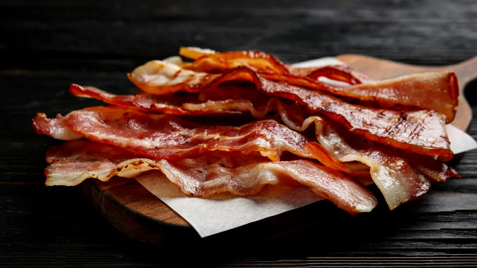 Cum să faci bacon crispy fără să-l mai pui în tigaie. Ai nevoie doar de un ingredient