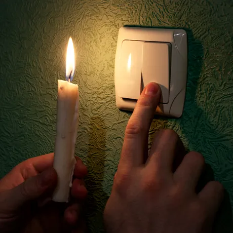 Ce pot face românii în cazul unui blackout energetic. Ce trebuie să conțină kitul de urgență