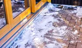 Cum să folosești zațul de cafea pentru a nu aluneca dacă ți-au înghețat treptele sau aleile din curte