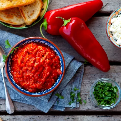 Rețetă ajvar. Cum prepari acasă celebra pastă sârbească din ardei copți și vinete