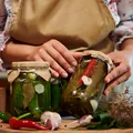 Murăturile au prins floare? Iată cum poți să le salvezi cu soluții simple și rapide