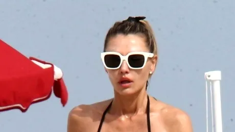 Modelul Alina Baikova, apariție pe plajă într-o pereche de bikini minusculi