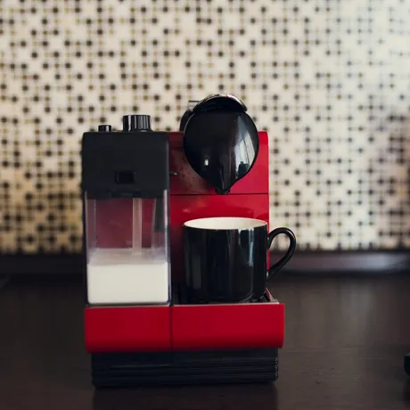 Soluția simplă care îți poate salva cafeaua de dimineață. Cum îți cureți corect cafetiera acasă