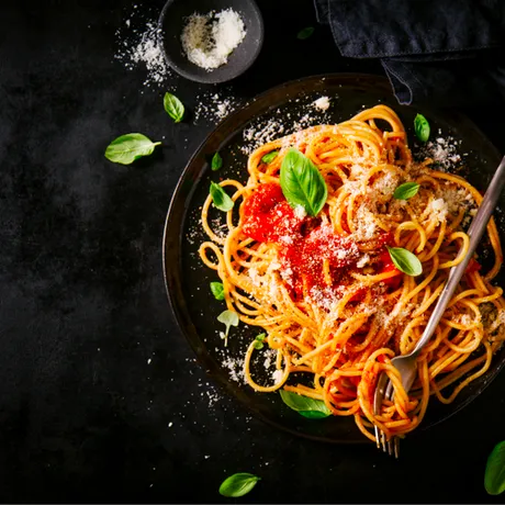 Spaghete cu sos de roșii și busuioc: rețeta clasică gata în doar 15 minute