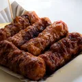 Ingredientul din mici care provoacă balonare: de ce te simți umflat(ă) după grătar