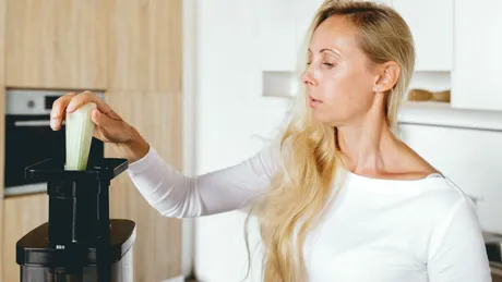 Ai peste 35 de ani? Aceste 5 alimente nu trebuie să-ți lipsească niciodată din frigider