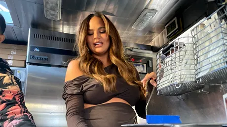 Cum arată Chrissy Teigen însărcinată a treia oară