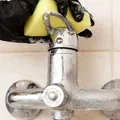 Trucul cu lumânarea pentru bateriile de la chiuvetă! Cum scapi mai ușor de urmele de calcar. Vor fi ca noi