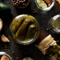 De ce apare floarea albă pe murături? Greșelile care pot strica borcanele pregătite pentru iarnă