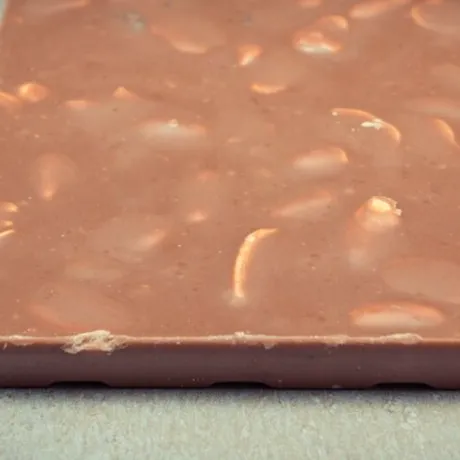 De ce apar pete albe pe ciocolată. Motivul pentru care nu ar trebui să o arunci imediat!