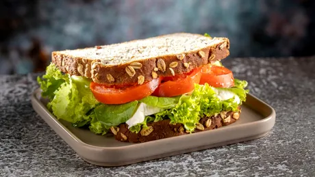 Cel mai sănătos mezel pentru sandwich. Este mai puțin procesat și are doar 50 de calorii