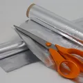 De ce să pui folie de aluminiu în grădină, la baza plantelor. Trucul care îți protejează plantele