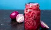 Ceapă roșie și ridichi murate! Rețeta crocantă, gata în doar o oră. Sunt potrivite pentru salate și burgeri