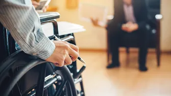Când se virează banii pentru persoanele cu dizabilități în luna septembrie? Cât primește fiecare beneficiar