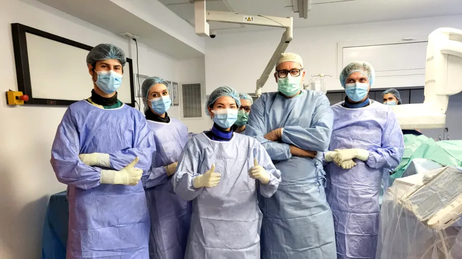 Nouă premieră națională în chirurgia cardiovasculară minim invazivă, la Spitalul Clinic SANADOR: tratamentul endovascular al anevrismului aortic toraco-abdominal