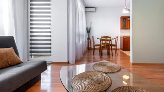 Te întorci din concediu și casa miroase „a închis”? Cauzele ascunse pe care trebuie să le verifici