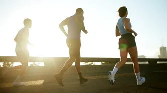 Alergare sau mers pe jos? Care exercițiu arde caloriile mai rapid