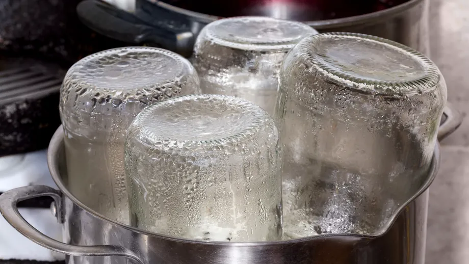 Sterilizarea borcanelor de sticlă pentru dulceață și conserve: cât timp se țin în abur. Trucuri eficiente