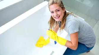 Miros neplăcut și umezeală în baie? Acest truc simplu funcționează surprinzător de bine