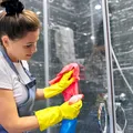 Soluții rapide pentru a curăța geamurile cabinei de duș. Elimini urmele de calcar, fără chimicale agresive