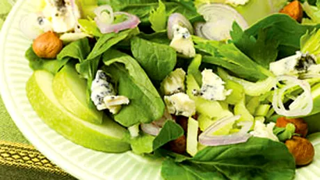 Salată cu alune şi brânză albastră