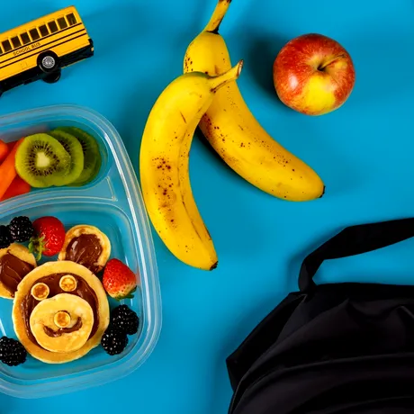 Cum faci să nu mai oxideze fructele după ce le tai. Trucul excelent pentru pachețelul de școală al copiilor, ca fructele să rămână proaspete