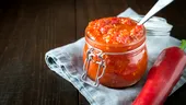 Trucul gospodinelor pentru o zacuscă ce rezistă toată iarnă. Ce trebuie să pui în borcan la final?