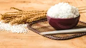 Trucul simplu din bucătărie care schimbă complet textura orezului. Ingredientul banal pe care mulți îl ignoră