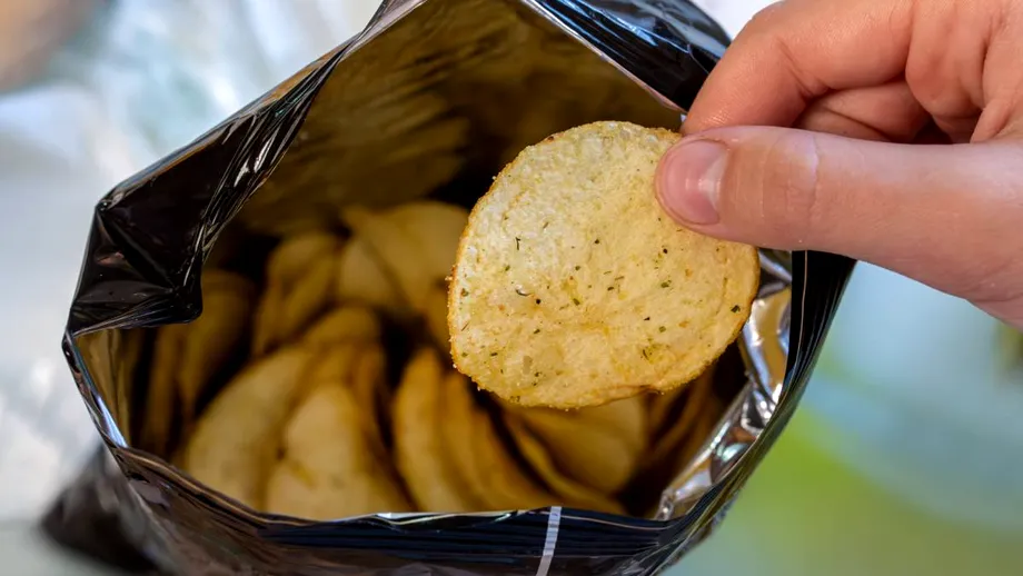 O singură pungă de chips-uri îți poate distruge creierul. Efectele devastatoare descoperite de cercetători