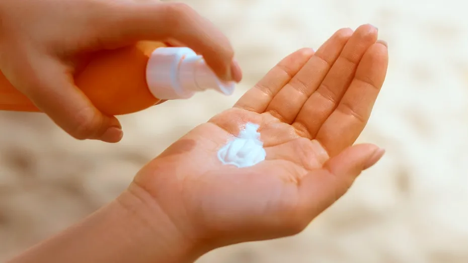 Mai poți folosi crema de soare de vara trecută? Avertismentul dermatologilor