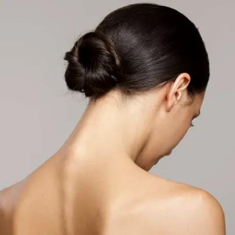 Sleek bun: coafura minimalistă care rămâne în trend