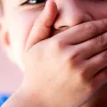 De ce încep copiii să mintă? Psihologii explică motivele din spatele acestui comportament și cum ar trebui să reacționeze părinții