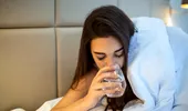 Un medic avertizează asupra consumului de apă înainte de culcare. De ce îți poate afecta somnul în timpul nopții