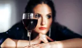 Ce se întâmplă dacă bei vin roșu când ești la menstruație?