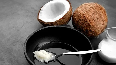 Cum să spargi și să cureți ușor nuca de cocos! Iată cinci tehnici eficiente